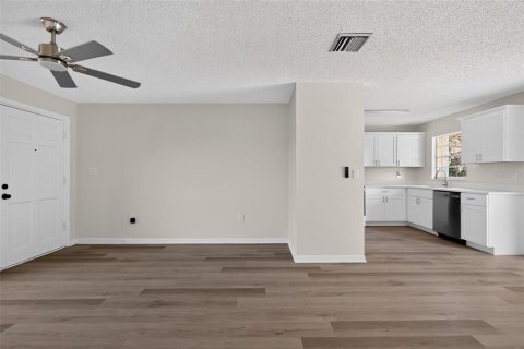 House in Melbourne, Florida 3 bedrooms, 105.54 sq.m. № 2210000 - photo 5