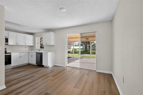House in Melbourne, Florida 3 bedrooms, 105.54 sq.m. № 2210000 - photo 3