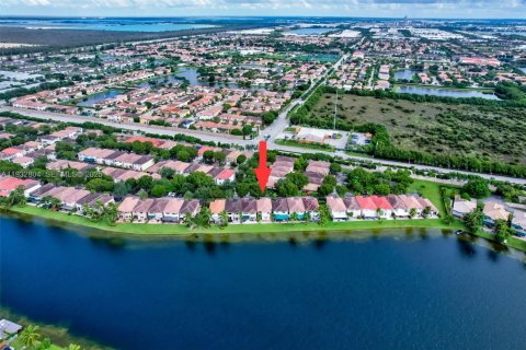 Touwnhouse à louer à Doral, Floride: 4 chambres, 195.56 m2 № 1991663 - photo 9