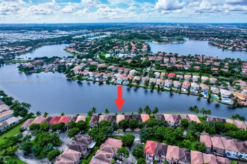 Touwnhouse à louer à Doral, Floride: 4 chambres, 195.56 m2 № 1991663 - photo 5