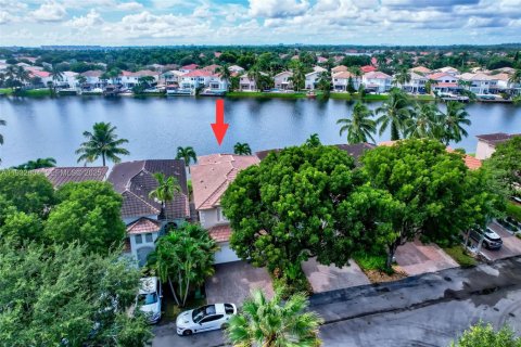 Touwnhouse à louer à Doral, Floride: 4 chambres, 195.56 m2 № 1991663 - photo 2