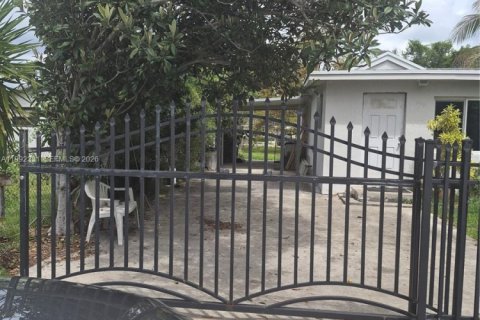 House in Miami, Florida 3 bedrooms, 103.86 sq.m. № 2062417 - photo 7