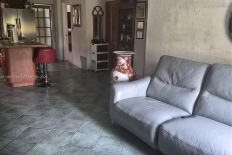 House in Miami, Florida 3 bedrooms, 103.86 sq.m. № 2062417 - photo 2