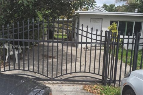 House in Miami, Florida 3 bedrooms, 103.86 sq.m. № 2062417 - photo 4