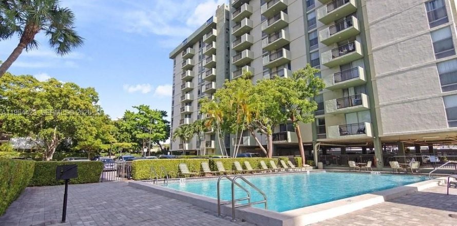 Condominio en Lauderdale Lakes, Florida, 1 dormitorio № 2153335