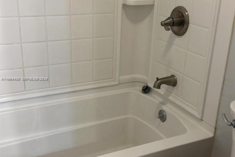 Condominio en venta en Lauderdale Lakes, Florida, 1 dormitorio, 78.97 m2 № 2153335 - foto 8