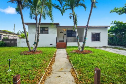 Villa ou maison à vendre à West Miami, Floride: 2 chambres, 123.19 m2 № 2253902 - photo 3