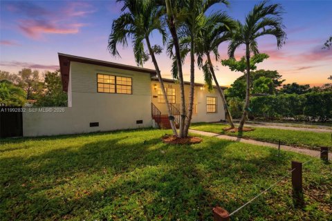 Villa ou maison à West Miami, Floride 2 chambres, 123.19 m2 № 2253902
