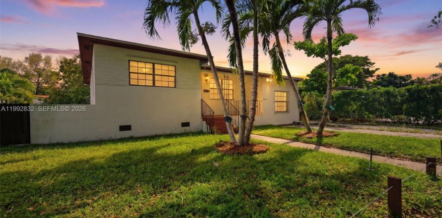 Villa ou maison à West Miami, Floride 2 chambres, 123.19 m2 № 2253902
