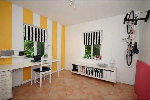 Снять в аренду виллу или дом в Майами-Шорс, Флорида 2 спальни, 98.1м2, № 1956251 - фото 9