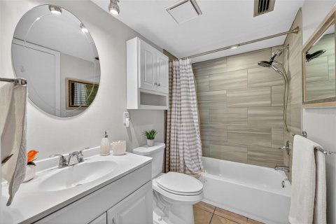Condo in Sarasota, Florida, 1 bedroom  № 2221771 - photo 22