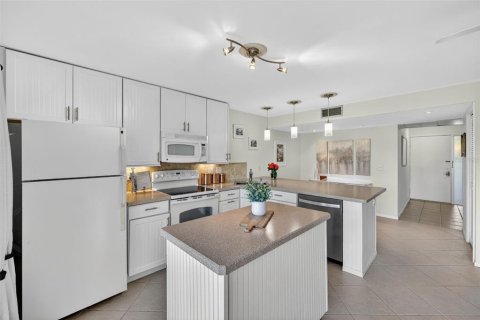 Condo in Sarasota, Florida, 1 bedroom  № 2221771 - photo 12
