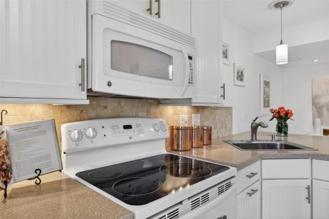 Condo in Sarasota, Florida, 1 bedroom  № 2221771 - photo 13