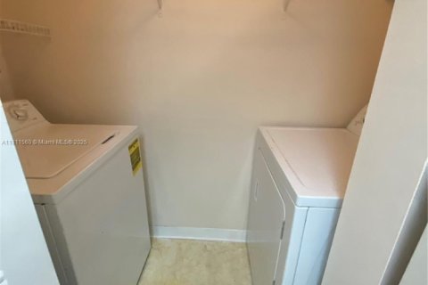 Condo in Pompano Beach, Florida, 2 bedrooms  № 1756821 - photo 11