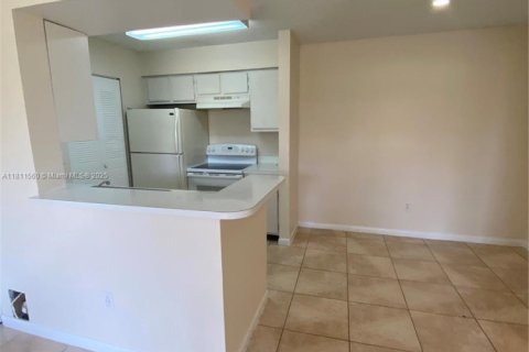 Condo in Pompano Beach, Florida, 2 bedrooms  № 1756821 - photo 7