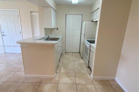 Condo in Pompano Beach, Florida, 2 bedrooms  № 1756821 - photo 10