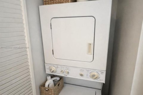 Condominio en alquiler en Pembroke Pines, Florida, 47.75 m2 № 2056415 - foto 4