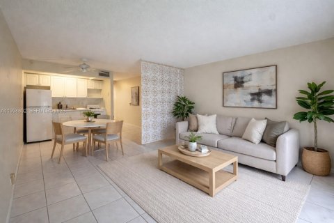 Condominio en alquiler en Pembroke Pines, Florida, 47.75 m2 № 2056415 - foto 2