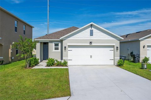 House in Poinciana, Florida 3 bedrooms, 139.73 sq.m. № 1838880 - photo 1
