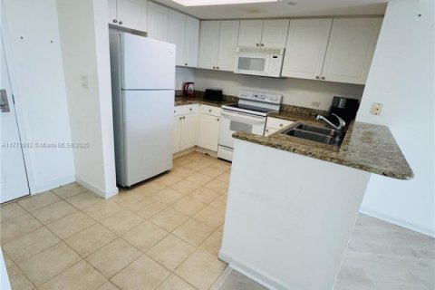 Condo in Aventura, Florida, 1 bedroom  № 1692224 - photo 5