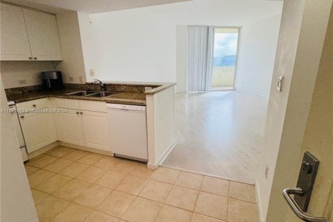 Condo in Aventura, Florida, 1 bedroom  № 1692224 - photo 2
