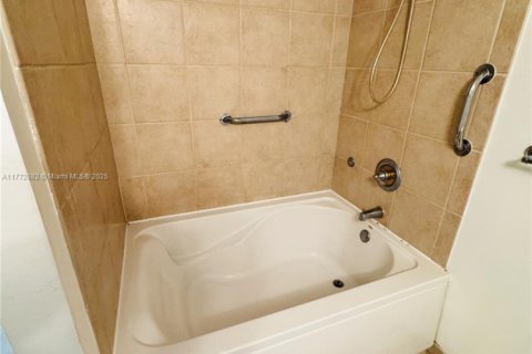 Condo in Aventura, Florida, 1 bedroom  № 1692224 - photo 30