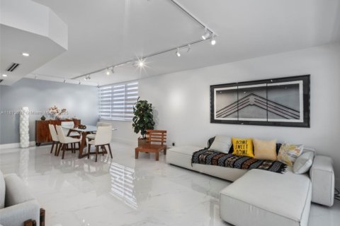 Copropriété à vendre à Hallandale Beach, Floride: 2 chambres, 132.11 m2 № 1977911 - photo 16