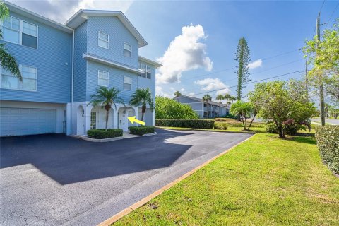 Townhouse in Rotonda, Florida 3 bedrooms, 189.89 sq.m. № 1759357 - photo 1