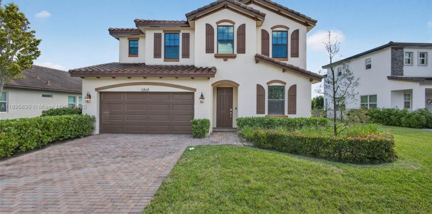 House in Royal Palm Beach, Florida 4 bedrooms, 239.97 sq.m. № 1947885