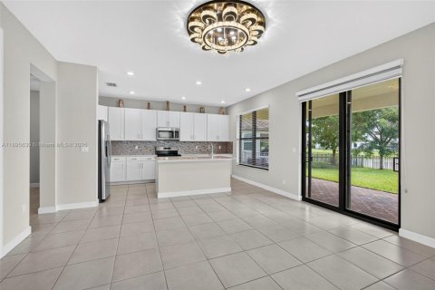 House in Royal Palm Beach, Florida 4 bedrooms, 239.97 sq.m. № 1947885 - photo 20