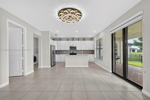 House in Royal Palm Beach, Florida 4 bedrooms, 239.97 sq.m. № 1947885 - photo 19