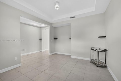 House in Royal Palm Beach, Florida 4 bedrooms, 239.97 sq.m. № 1947885 - photo 11