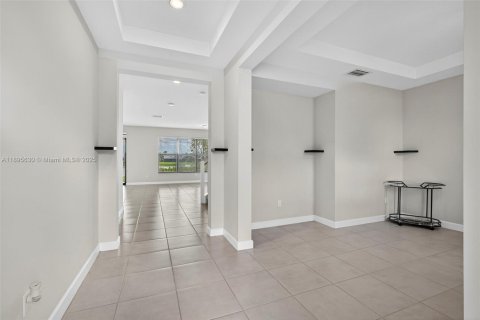 House in Royal Palm Beach, Florida 4 bedrooms, 239.97 sq.m. № 1947885 - photo 8
