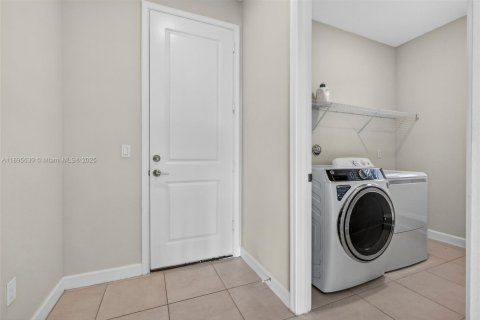 House in Royal Palm Beach, Florida 4 bedrooms, 239.97 sq.m. № 1947885 - photo 27