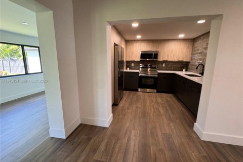 Casa en alquiler en Miami, Florida, 3 dormitorios, 149.85 m2 № 2031025 - foto 6