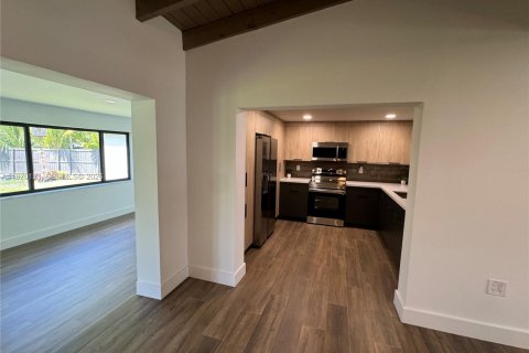 Casa en alquiler en Miami, Florida, 3 dormitorios, 149.85 m2 № 2031025 - foto 5