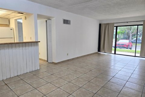 Condo in Hollywood, Florida, 2 bedrooms № 2021798 - photo 8