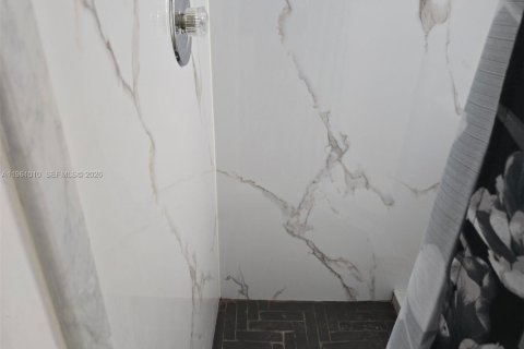 Condo in Hollywood, Florida, 2 bedrooms № 2021798 - photo 20