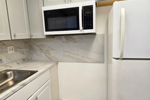 Condo in Hollywood, Florida, 2 bedrooms № 2021798 - photo 29