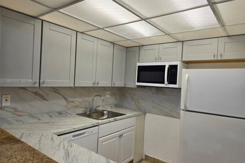 Condo in Hollywood, Florida, 2 bedrooms № 2021798 - photo 3