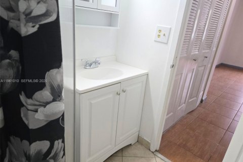 Condo in Hollywood, Florida, 2 bedrooms № 2021798 - photo 19