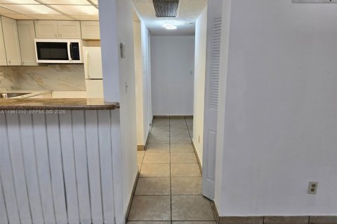 Condo in Hollywood, Florida, 2 bedrooms № 2021798 - photo 12