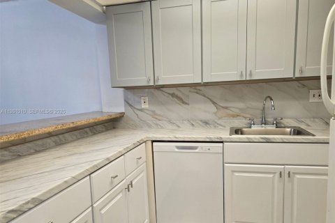 Condo in Hollywood, Florida, 2 bedrooms № 2021798 - photo 4