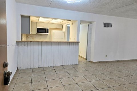 Condo in Hollywood, Florida, 2 bedrooms № 2021798 - photo 9