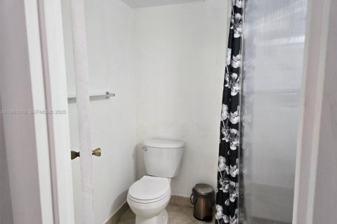 Condo in Hollywood, Florida, 2 bedrooms № 2021798 - photo 22