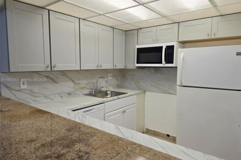 Condo in Hollywood, Florida, 2 bedrooms № 2021798 - photo 13