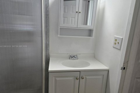 Condo in Hollywood, Florida, 2 bedrooms № 2021798 - photo 18