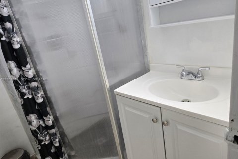 Condo in Hollywood, Florida, 2 bedrooms № 2021798 - photo 21