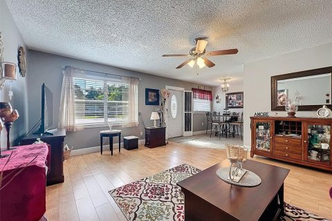 Condo in New Port Richey, Florida, 2 bedrooms  № 1855730 - photo 4