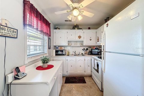 Condo in New Port Richey, Florida, 2 bedrooms  № 1855730 - photo 16